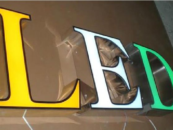 泸水介绍LED招牌的基础知识。